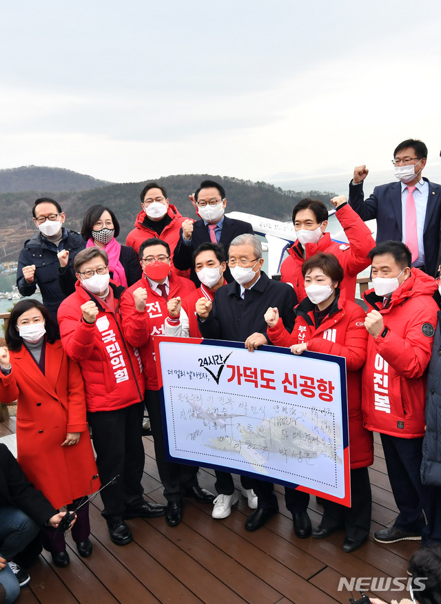 [부산=뉴시스] 하경민 기자 = 김종인 국민의힘 비상대책위원장이 1일 부산시장 보궐선거 예비후보 6명 등과 함께 부산 강서구 가덕도 대항전망대를 방문, 가덕신공항 건설추진 예정지를 둘러본 뒤 기념촬영을 하고 있다. 2021.02.01. yulnetphoto@newsis.com