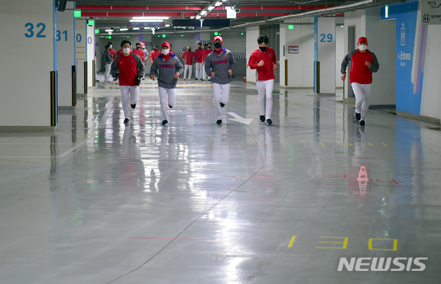 [광주=뉴시스] 류형근 기자 = 1일 오전 광주 북구 광주-기아챔피언스필드 지하 주차장에서 프로야구 KIA 타이거즈가 2021시즌 가을야구 진출을 목표로 30년만에 '국내 겨울 담금질'을 하고 있다. KIA는 지난 1991년 제주도에서 동계훈련을 소화했었다. 2021.02.01. hgryu77@newsis.com