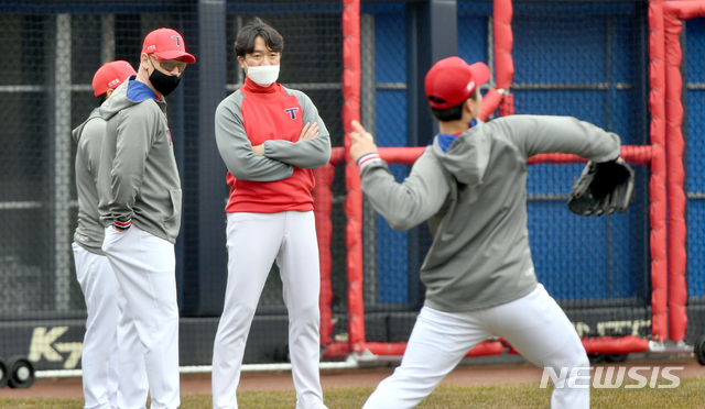 [광주=뉴시스] 류형근 기자 = 1일 오전 광주 북구 광주-기아챔피언스필드에서 프로야구 KIA 타이거즈가 2021시즌 가을야구 진출을 목표로 30년만에 '국내 겨울 담금질'에 돌입한 가운데 윌리엄스 감독이 훈련을 지켜보고 있다. KIA는 지난 1991년 제주도에서 동계훈련을 했으며 이후 국내 훈련은 30년만이다. 2021.02.01. hgryu77@newsis.com