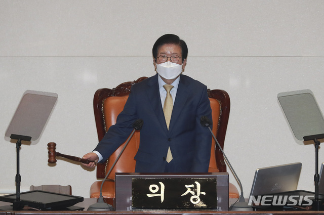 [서울=뉴시스]전진환 기자 = 박병석 국회의장. (공동취재사진) 2021.02.01. photo@newsis.com
