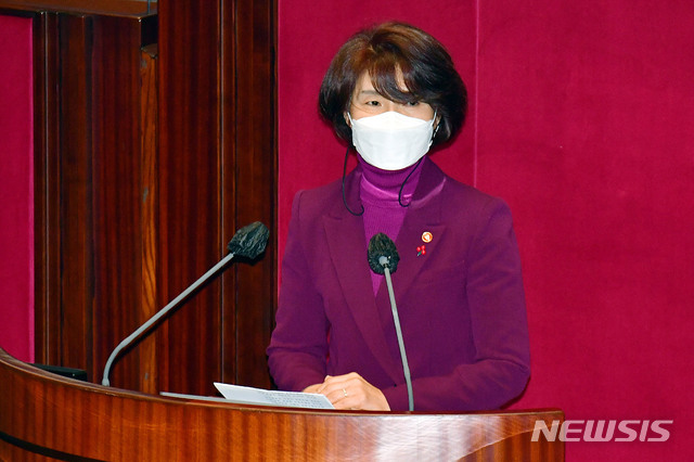 [서울=뉴시스]최동준 기자 = 한정애 환경부 장관이 지난 1일 서울 여의도 국회에서 열린 본회의에서 신임 국무위원 인사말을 하고 있다. (공동취재사진) 2021.02.01. photo@newsis.com