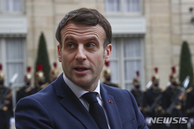 [파리=AP/뉴시스] 에마뉘엘 마크롱 프랑스 대통령은 2일(현지시간) TF1 TV와의 생방송 인터뷰에서 "2월 말에서 3월 초께 프랑스에서 코로나19 백신 생산을 시작한다"며 곧 누구나 백신을 맞을 수 있다고 말했다. 사진은 지난 1일 파리 엘리제궁에서 기자들과 대화 중인 마크롱 대통령의 모습. 2021.02.03. 