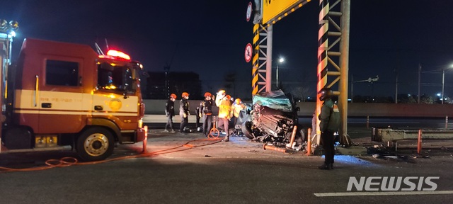 [인천=뉴시스] 김동영 기자 = 1일 오후 10시36분께 인천 남동구 고잔동 송도 4교(바이오산업교) 인근 도로에서 베라크루즈 SUV를 몰던 운전자가 제3경인고속도로로 진입하다 철 구조물을 들이받는 사고가 발생했다. 2021. 2. 2. (사진=독자 제공)