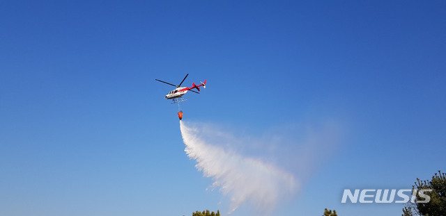 [성남=뉴시스]시험가동중인 산불진화용 헬기