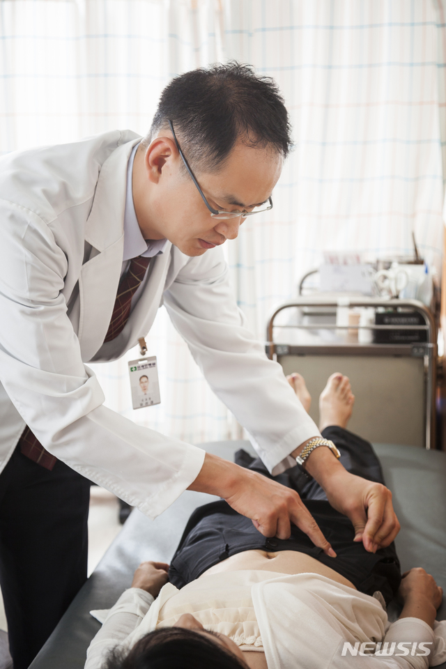 [서울=뉴시스] 겨울철 무릎까지 올라오는 긴 부츠나 다리에 꽉 달라붙는 기모 레깅스는 여성들의 다리 건강에 독이 될 수 있어 최대한 피하는 것이 좋다. (사진= 세란병원 제공) photo@newsis.com