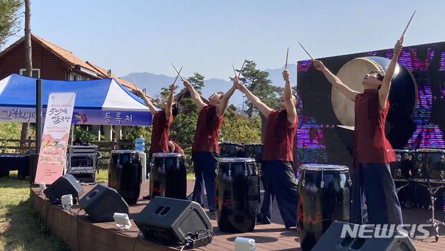 [전주=뉴시스]윤난슬 기자 = 한국소리문화의전당은 전북 13개 시·군(전주시 제외)을 직접 찾아가는 문화예술프로그램인 '찾아가는 예술극장'의 수혜기관을 오는 8일까지 모집한다고 2일 밝혔다.(사진=전당 제공)