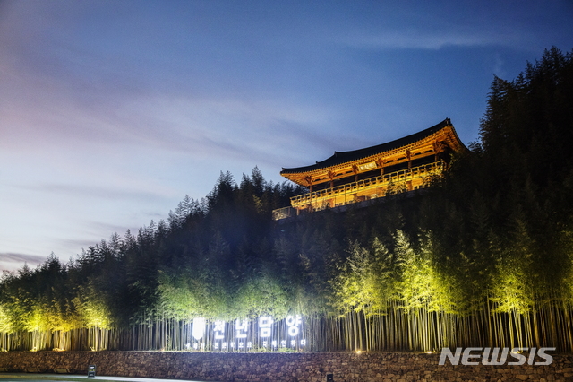 [담양=뉴시스] 송창헌 기자 = 전남 담양 죽녹원이 '한국관광 100선(選)'에 4회 연속 이름을 올리며 한국을 대표하는 관광지로서의 높은 인기와 명성을 재입증했다고 담양군이 2일 밝혔다. (사진=담양군 제공) 2021.01.02 photo@newsis.com