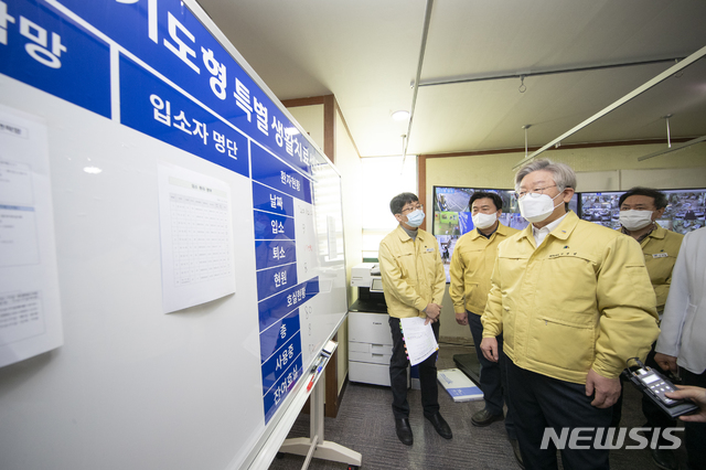 [수원=뉴시스] 제1호 경기도형 특별 생활치료센터가 운영중인 '구 시화병원'을 방문한 이재명 경기도지사. (사진=경기도 제공)
