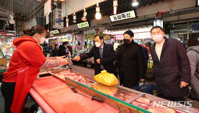 [수원=뉴시스] 장현국 경기도의회 의장, 설맞이 장보기. (사진=경기도의회 제공)
