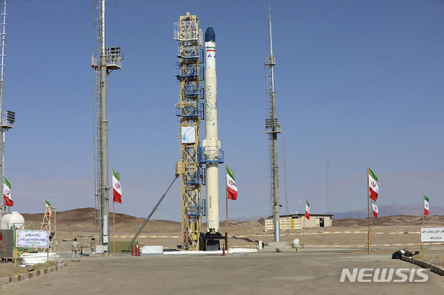 [테헤란=AP/뉴시스]이란 국방부가 1일(현지시간) 인공위성 탑재 하이브리드 로켓 '줄라나'가 모처에서 발사 대기하고 모습을 공개 했다. 이란 국영통신은 무게 220kg의 인공위성을 싣고 고도 500km까지 도달하는 이 로켓의 발사 장면을 공개했다. 하이브리드 로켓은 고체연료와 액체 연료를 함께 사용해 추진력과 안정성을 높인 최신 발사체를 말한다. 2021.02.02. 