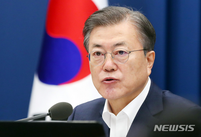 [서울=뉴시스]추상철 기자 =문재인 대통령이 2일 오전 청와대 여민관에서 영상으로 열린 제5회 국무회의에 참석해 발언하고 있다. 2021.02.02. scchoo@newsis.com