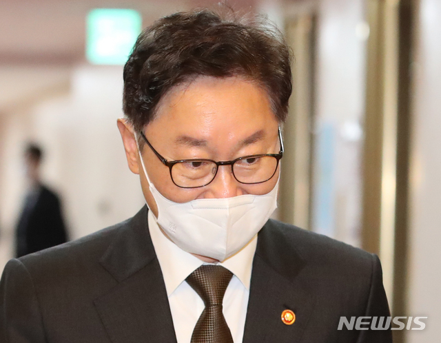 [서울=뉴시스]김명원 기자 = 박범계 법무부 장관이 2일 오전 서울 종로구 정부서울청사에서 영상으로 열린 국무회의에 참석하고 있다. 2021.02.02. kmx1105@newsis.com