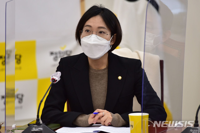 [서울=뉴시스]전진환 기자 = 장혜영 정의당 의원이 2일 오전 국회에서 열린 의원총회에 자리하고 있다.&nbsp; (공동취재사진) 2021.02.02. photo@newsis.com