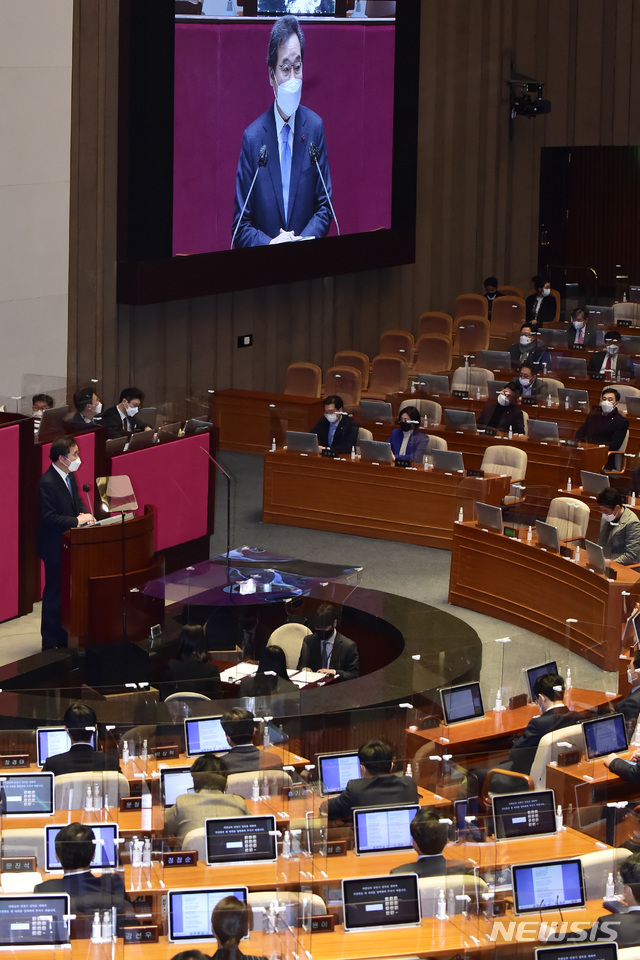 [서울=뉴시스]최동준 기자 = 이낙연 더불어민주당 대표가 2일 서울 여의도 국회 본회의에서 교섭단체 대표 연설을 하고 있다. (공동취재사진) 2021.02.02. photo@newsis.com