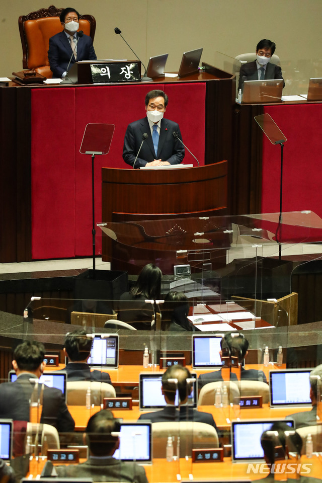 [서울=뉴시스]김진아 기자 = 이낙연 더불어민주당 대표가 2일 오전 서울 여의도 국회에서 열린 본회의에서 교섭단체 대표연설을 하고 있다. (공동취재사진) 2021.02.02. photo@newsis.com
