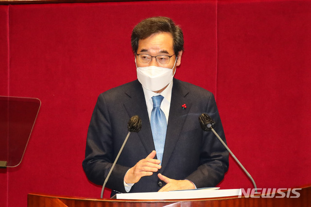 [서울=뉴시스]김진아 기자 = 이낙연 더불어민주당 대표가 2일 오전 서울 여의도 국회에서 열린 본회의에서 교섭단체 대표연설을 하고 있다. (공동취재사진) 2021.02.02. photo@newsis.com