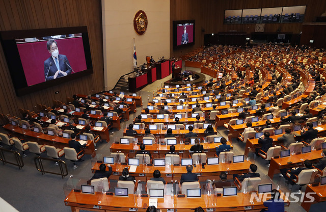 [서울=뉴시스]김진아 기자 = 이낙연 더불어민주당 대표가 2일 오전 서울 여의도 국회에서 열린 본회의에서 교섭단체 대표연설을 하고 있다. (공동취재사진) 2021.02.02. photo@newsis.com