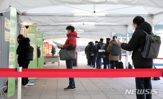 [서울=뉴시스]박미소 기자 = 지난 2일 오전 서울 중구 서울시청 앞에 마련된 서울광장 임시선별검사소에서 시민들이 검사를 받기 위해 대기하고 있다. 2021.02.02. misocamera@newsis.com