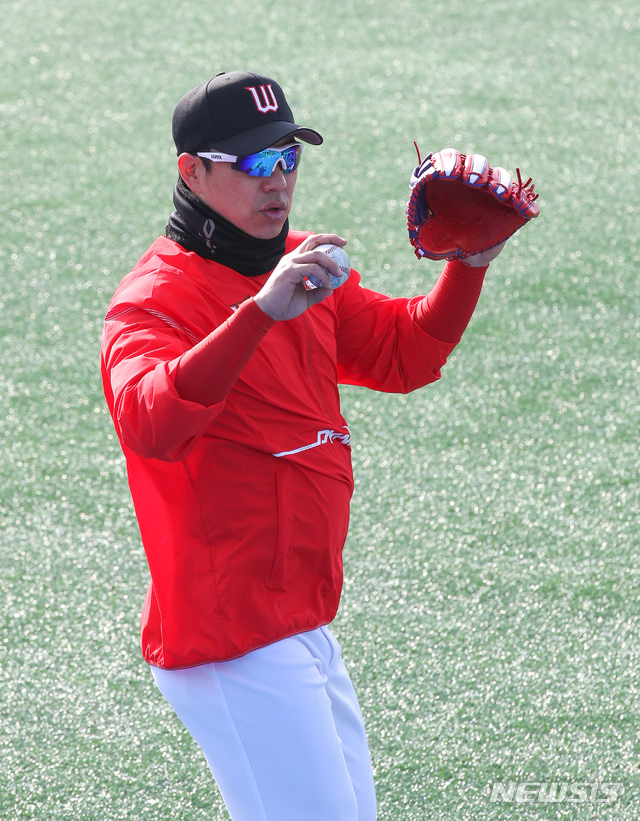 [서귀포=뉴시스]우장호 기자 = 프로야구 KBO리그 SK와이번스 김강민이 2일 오전 스프링캠프지인 제주 서귀포시 강창학공원야구장에서 훈련하고 있다. 2021.02.02. woo1223@newsis.com