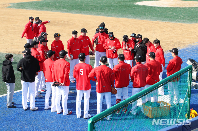 [서귀포=뉴시스]우장호 기자 = 프로야구 KBO리그 SK와이번스 선수들이 2일 오전 스프링캠프지인 제주 서귀포시 강창학공원야구장에서 훈련에 앞서 각오를 다지고 있다. SK 1군 선수단은 3월6일까지 34일간 제주도 강창학공원야구장에서 훈련 일정을 소화한다. 2021.02.02. woo1223@newsis.com