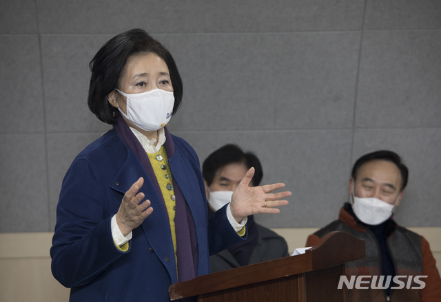 [서울=뉴시스]국회사진기자단 = 더불어민주당 서울시장 예비후보인 박영선 전 장관이 2일 서울 신월동 신영시장 상인회에서 소상공인 정책발표를 하고 있다. (공동취재사진) 2021.02.02. photo@newsis.com