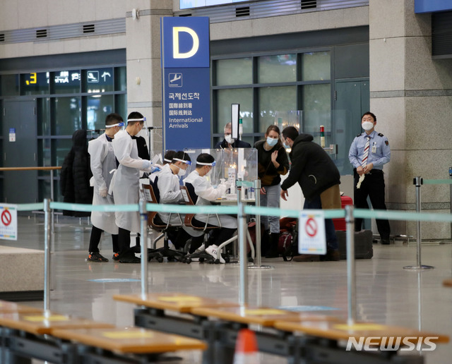 [인천공항=뉴시스]박주성 기자 = 2일 오후 인천국제공항 제1터미널 입국장에서 해외입국자들이 방역 관계자의 안내를 받고 있다. 지난 1일 정은경 질병관리청 중앙방역대책본부(방대본) 본부장은 정례브리핑을 통해 국내 입국자 중 신종 코로나 바이러스 감염증(코로나19) 변이 확진자는 일주일 사이 7명이 더 늘어 총 34명이 됐다고 밝혔다. 2021.02.02. park7691@newsis.com