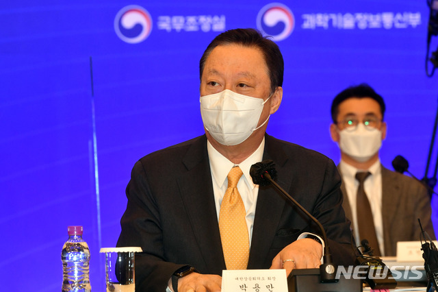 [서울=뉴시스]고승민 기자 = 박용만 대한상공회의소 회장이 2일 서울 대한상공회의소에서 열린 '샌드박스 2주년 성과보고회'에서 인사말을 하고 있다. (공동취재사진) 2021.02.02. photo@newsis.com