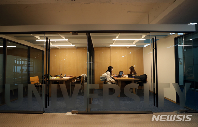 [서울=뉴시스]이윤청 기자 = 신종 코로나바이러스 감염증(코로나19) 여파로 청년 10명 중 9명은 구직에 어려움을 느끼고 있는 것으로 나타난 2일 서울의 한 대학교 내 취업광장에서 학생들이 취업준비를 하고 있다. 2021.02.02. radiohead@newsis.com