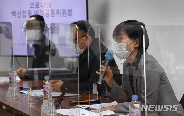 [서울=뉴시스]홍효식 기자 = 이민원 보건복지부 예방접종지원반장이 2일 오후 서울 서대문구 질병관리청 수도권질병대응센터에서 열린 코로나19 백신접종 의정공동위원회 제1차 실무회의에 참석해 인사말을 하고 있다. (공동취재사진) 2021.02.02. photo@newsis.com