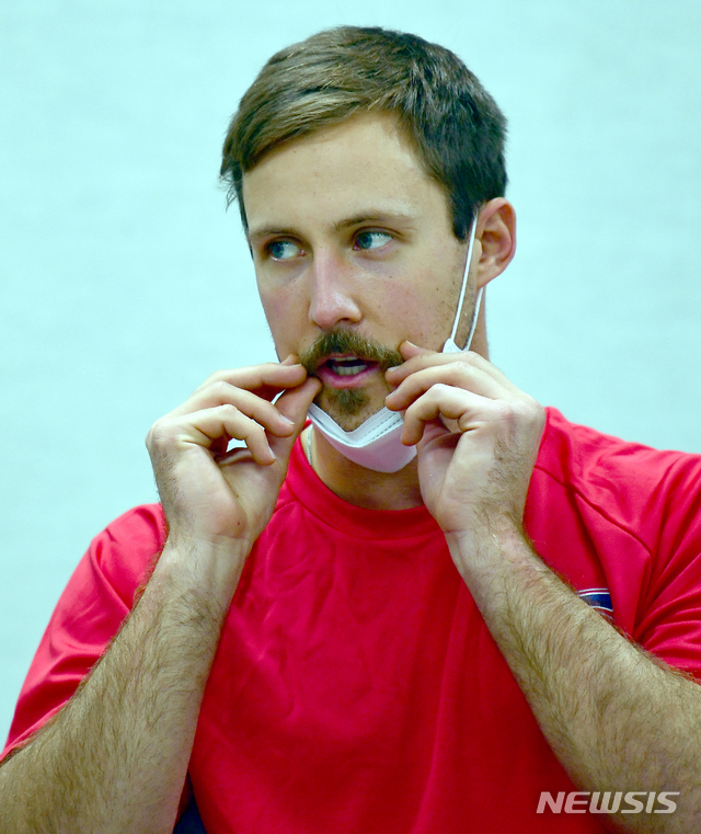 [광주=뉴시스] 류형근 기자 = 2일 오후 광주 북구 광주-기아챔피언스필드에서 프로야구 KIA 타이거즈 새 외국인 투수 다니엘 멩덴이 기자들과 만나 트레이드 마크인 콧수염을 만드는 방법을 설명하고 있다. 2021.02.02. hgryu77@newsis.com