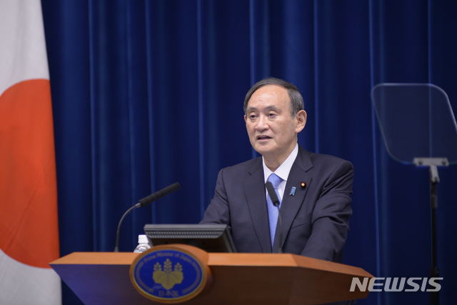 [도쿄=AP/뉴시스] 지난 2일 일본 도쿄 총리 관저에서 스가 요시히데 총리가 기자회견을 가지고 신종 코로나바이러스 감염증(코로나19) 긴급사태 선언에 대해 설명하고 있다. 2021.02.15. 