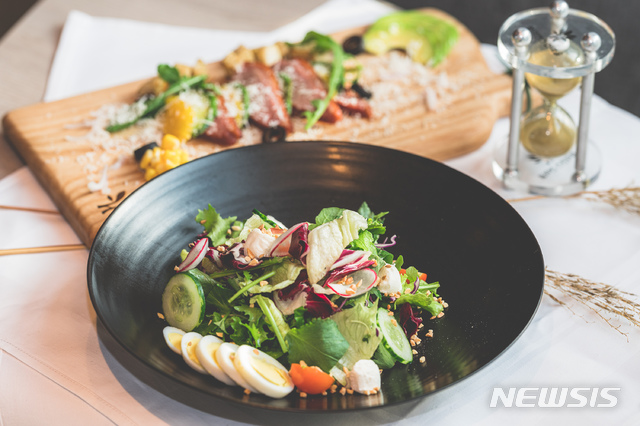 [서울=뉴시스]빅볼 샐러드 중 '훈제오리 샐러드'