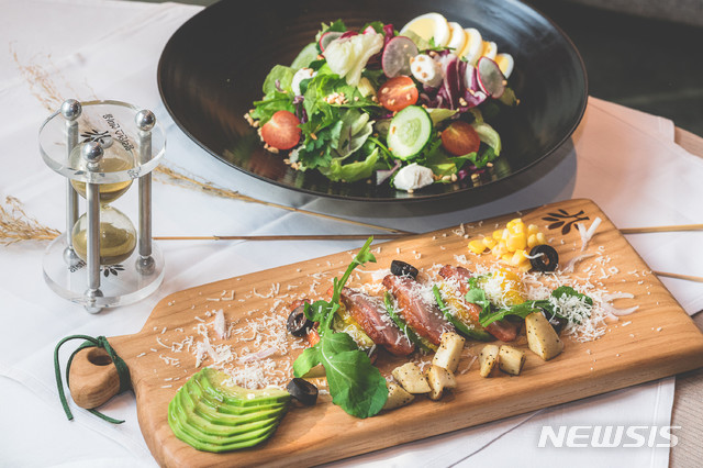 [서울=뉴시스]빅볼 샐러드 중 '훈제오리 샐러드'