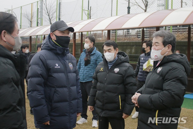 김충섭(오른쪽) 구단주가 선수단을 격려하고 있다 (사진=김천시 제공)