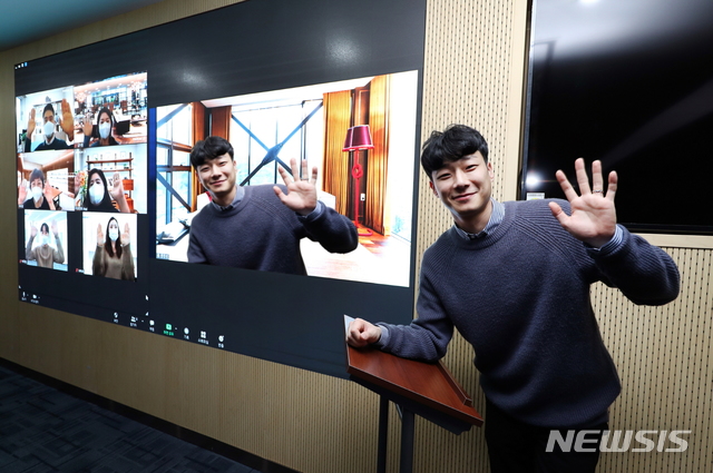 [서울=뉴시스]줌(Zoom) 화상회의의 배경화면으로 적용된 '과천 푸르지오 써밋' 커뮤니티 시설. (사진 = 대우건설 제공)