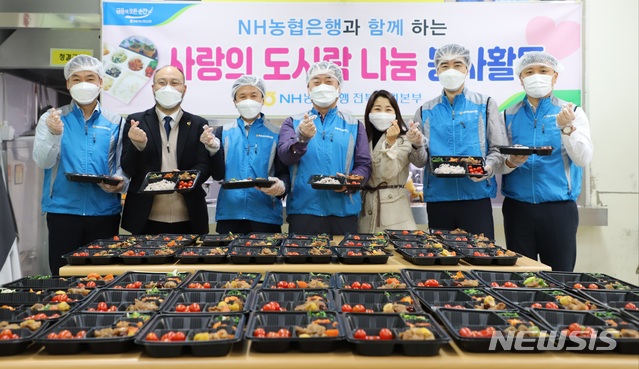 농협은행 전북, 홀몸노인 위한 '사랑의 도시락 나눔'
