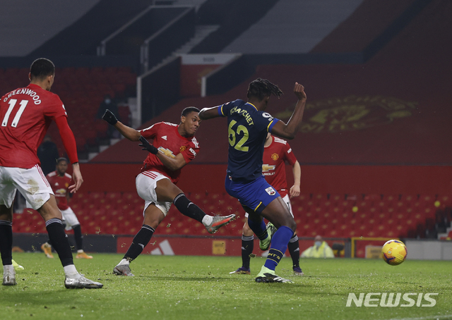 [맨체스터(영국)=AP/뉴시스]영국 프로축구(EPL) 맨체스터 유나이티드의 앤서니 마셜이 2일(현지시간) 맨체스터 올드 트래포드 구장에서 열린 사우샘프턴과의 경기 후반에서 팀의 8번째 골을 성공시키고 있다. 맨체스터 유나이티드는 이날 2명이 퇴장돼 9명의 선수만 뛴 사우샘프턴을 9대0으로 꺾고 프리미어리그 최다 점수차 승리 동률 기록을 세웠다. 2021.2.3