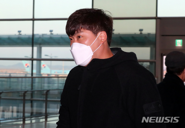 [인천공항=뉴시스]배훈식 기자 = 메이저리그 투수 류현진(토론토 블루제이스)이 3일 오전 인천국제공항에서 미국으로 향하기 위해 출국 수속을 하러 가고 있다. 2021.02.03. dahora83@newsis.com