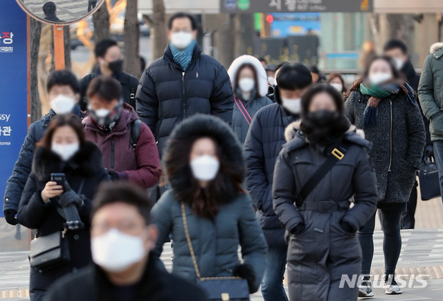 [서울=뉴시스]이윤청 기자 = 지난 3일 오전 서울 시청역 인근에서 시민들이 두꺼운 옷을 입고 출근하고 있다. 2021.02.03. radiohead@newsis.com