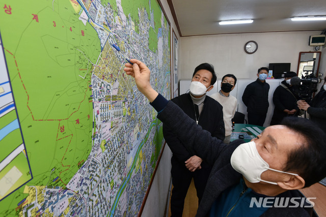 [서울=뉴시스]국회사진기자단 = 지난 4‧7보궐선거 당시 서울 노원구 상계주공9단지 상가 내 한 공인중개사 사무소를 방문한 오세훈 시장. 2021.02.03. photo@newsis.com