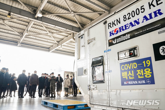 [인천공항=뉴시스]추상철 기자 = 문재인 대통령이 3일 오전 인천국제공항 대한항공 화물터미널에서 열린 코로나19 백신 수송 모의훈련에서 박주경 코로나19 예방접종추진단 수송지원본부장으로 부터 백신 수송 등에 대한 설명을 듣고 있다. 2021.02.03. scchoo@newsis.com