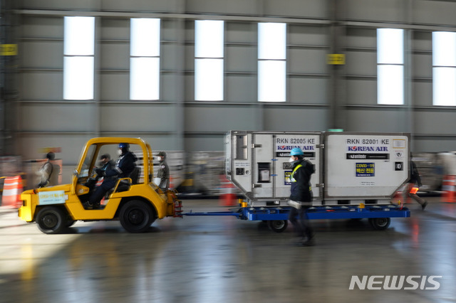 [인천공항=뉴시스]추상철 기자 = 코로나19 백신 수송 관계자가 지난 3일 오전 인천국제공항 대한항공 화물터미널에서 코로나19 백신 수송 모의훈련을 하고 있다. 2021.02.03. scchoo@newsis.com