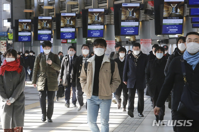 [도쿄=AP/뉴시스] 일본 도쿄에서 직장인들이 지하철역을 나와 출근길을 서두르고 있다. 자료사진. 2024.12.27