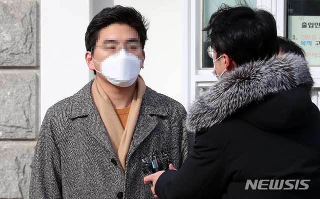 [의왕=뉴시스]이영환 기자 = 검언유착 의혹 사건의 당사자로 구속기소된 전 채널A기자 이동재씨가 3일 오후 경기 의왕시 서울구치소에서 보석으로 풀려나며 취재진의 질문에 답하고 있다. 2020.02.03. 20hwan@newsis.com