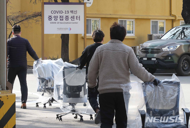 [서울=뉴시스]고승민 기자 = 백신 유통 모의훈련이 열린 3일 오후 서울 중구 국립중앙의료원 중앙예방접종센터에서 관계자들이 집기를 옮기고 있다. (공동취재사진) 2021.02.03. photo@newsis.com