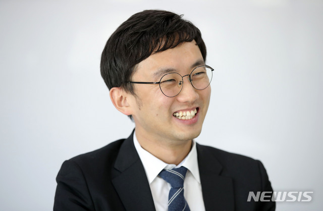[서울=뉴시스]박미소 기자 = 구완성 지니너스주식회사 경영지원실장(CFO)이 지난 3일 오후 서울 송파구 지니너스 본사에서 뉴시스와 인터뷰를 하고 있다. 인터뷰는 마스크를 착용한 상태로 진행했으며, 사진 촬영을 위해 동의를 얻은 후 잠시 마스크를 벗은 상태로 촬영했다. 2021.02.04. misocamera@newsis.com