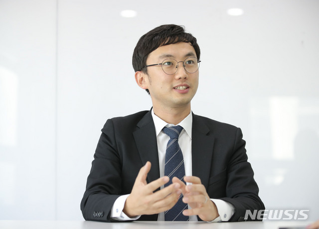 [서울=뉴시스]박미소 기자 = 구완성 지니너스주식회사 경영지원실장(CFO)이 지난 3일 오후 서울 송파구 지니너스 본사에서 뉴시스와 인터뷰를 하고 있다. 인터뷰는 마스크를 착용한 상태로 진행했으며, 사진 촬영을 위해 동의를 얻은 후 잠시 마스크를 벗은 상태로 촬영했다. 2021.02.04. misocamera@newsis.com