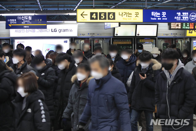 [서울=뉴시스]박민석 기자 = 서울 지역에 눈이 내리고 있는 3일 오후 서울 구로구 신도림역에서 시민들이 발걸음을 옮기고 있다. 2021.02.03. mspark@newsis.com