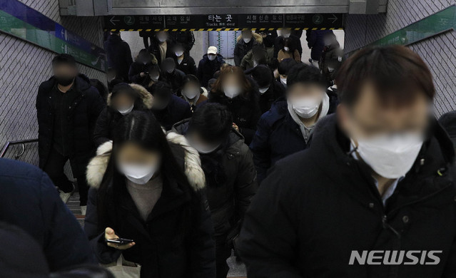 [서울=뉴시스]박민석 기자 = 서울 지역에 눈이 내리고 있는 3일 오후 서울 구로구 신도림역에서 시민들이 발걸음을 옮기고 있다. 2021.02.03. mspark@newsis.com