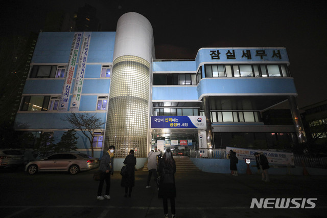 [서울=뉴시스]박민석 기자 = 3일 오후 서울 송파구 잠실세무서의 모습이 보이고 있다. 이날 5시 1분께 한 민원인이 흉기로 3명을 찌르고 자해한 사건이 발생, 민원인은 사망했고 피해자들의 부상 정도는 확인되지 않았다. 2021.02.03. mspark@newsis.com